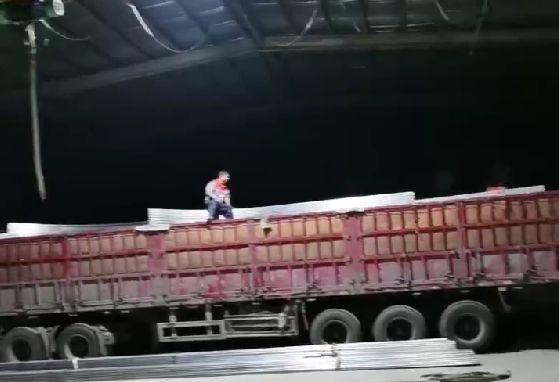 天黑了，發(fā)貨裝車依然加班進行中，服務(wù)好更多的客戶